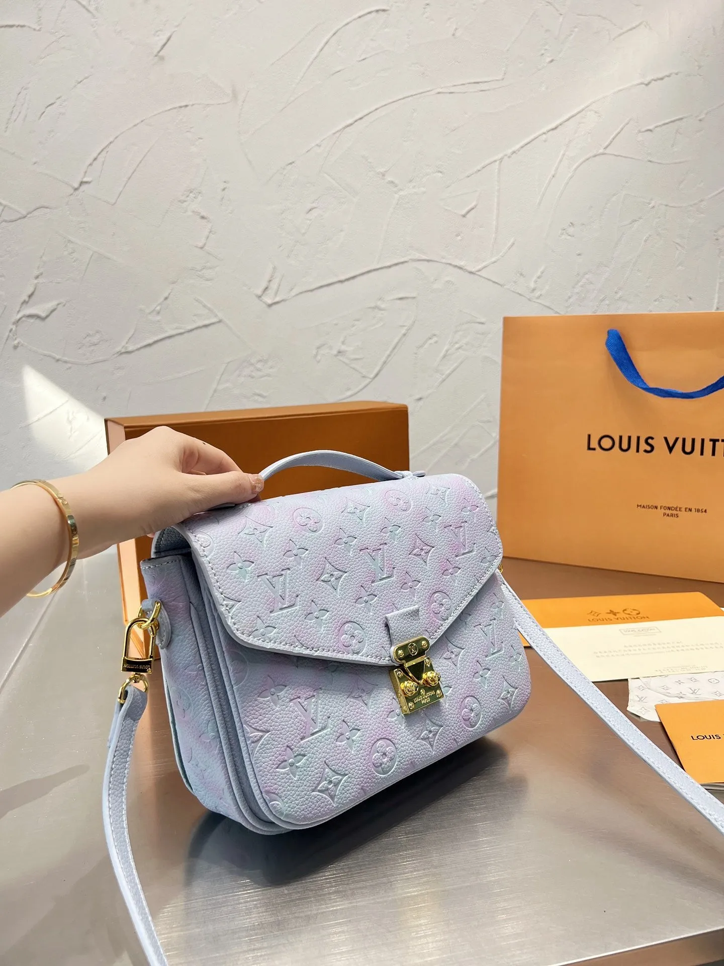 LB694 2022 Pochette Metis Handbag / 9.8 x 7.5 x 2.8 inches
