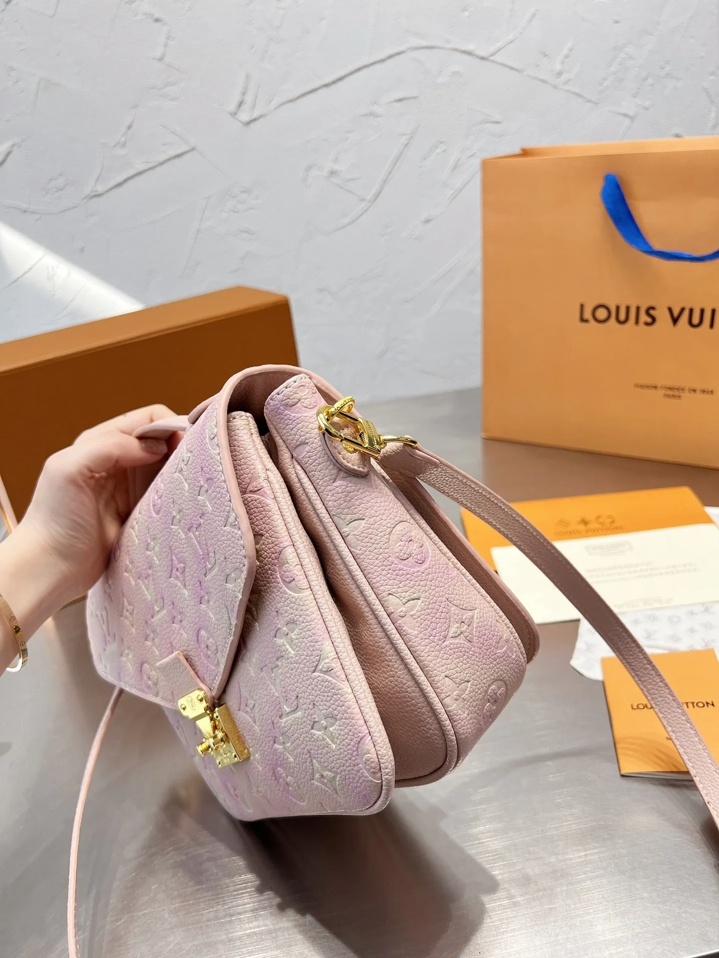 LB694 2022 Pochette Metis Handbag / 9.8 x 7.5 x 2.8 inches