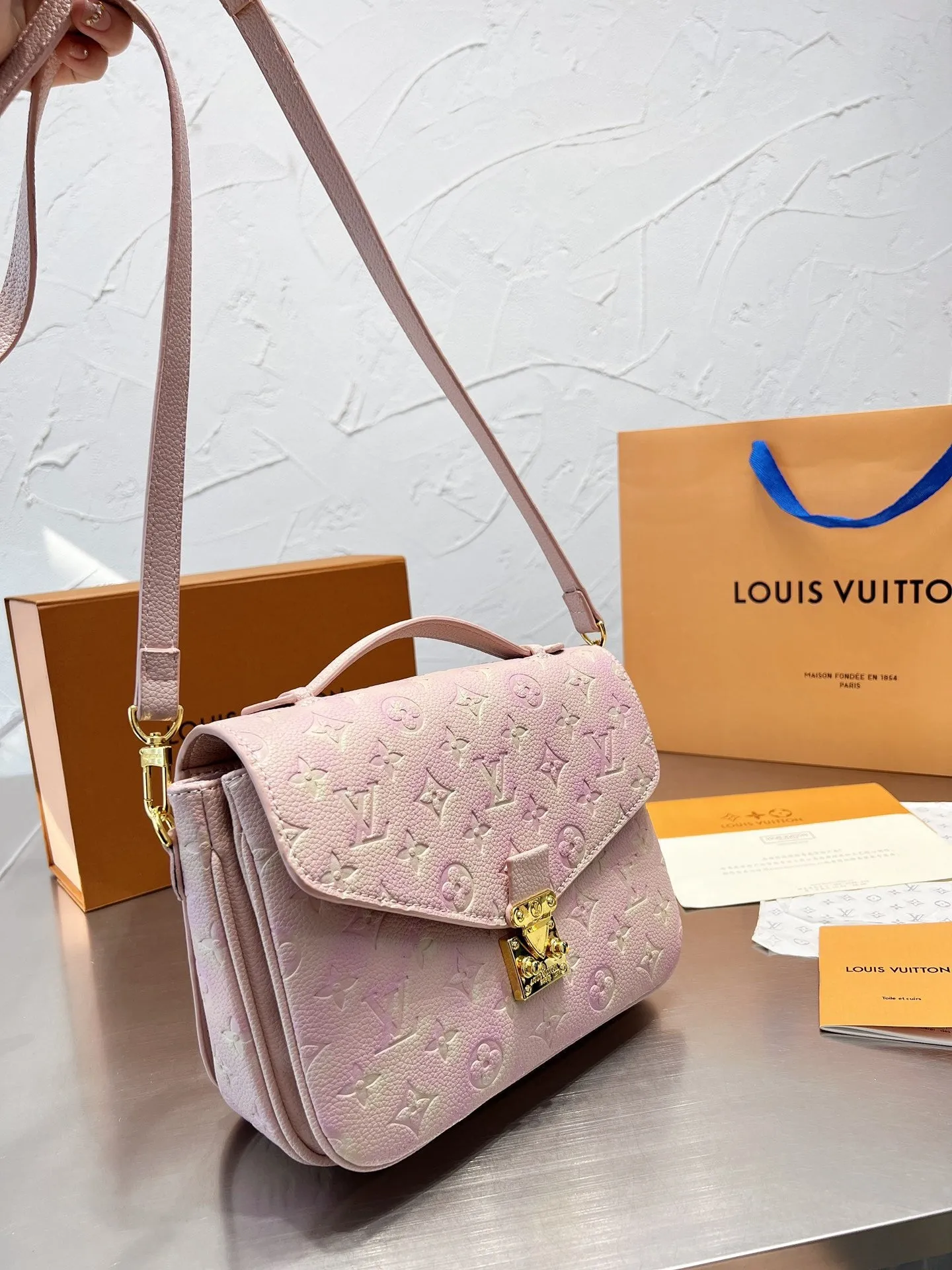 LB694 2022 Pochette Metis Handbag / 9.8 x 7.5 x 2.8 inches